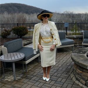 Vintage Chanel 1986 ecru jacket & skirt suit size 40 clover buttons